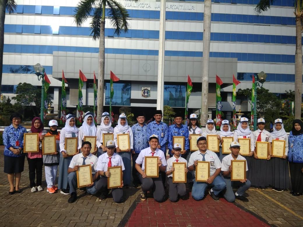 Foto Para Penerima Penghargaan Bersama Walikota Jakarta Timur dan Kasudin Pendidikan Wilayah II Jakarta Timur